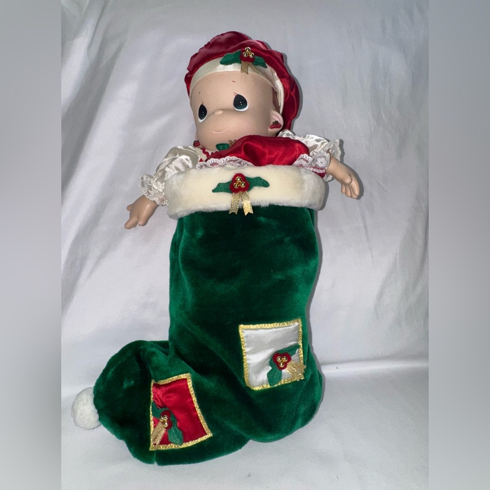 VINTAGE PRECIOUS MOMENTS CHRISTMAS HOLLY DOLL WITH STOCKING RARE OUTFIT. NO HAIR